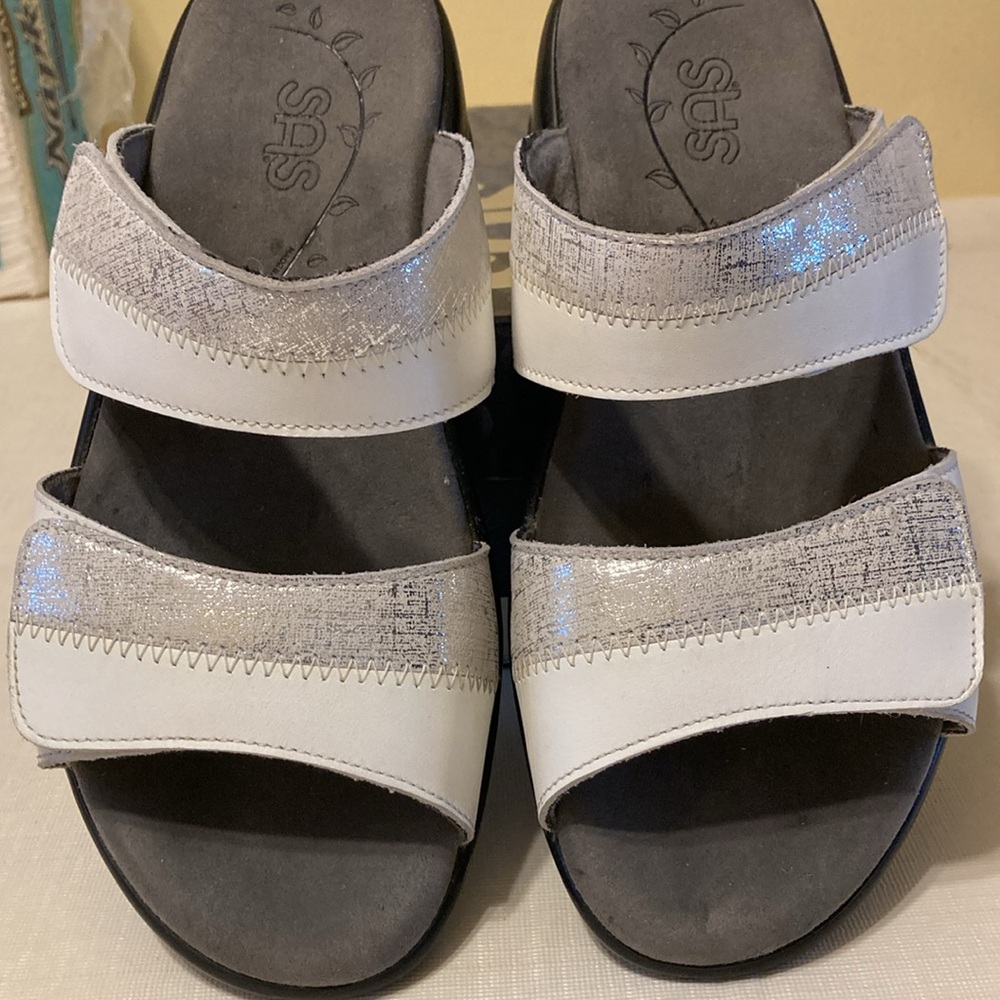 SAS women’s wht & silver Nudu leather slide adjustable strap sandal made in USA